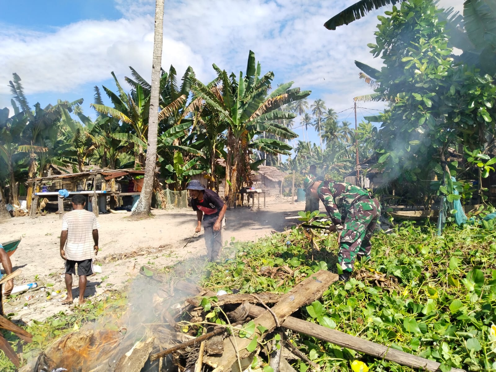Wujudkan lingkungan Bersih, Babinsa Koramil 1505-03/Maba Gotong Royong Pembersihan Di Desa