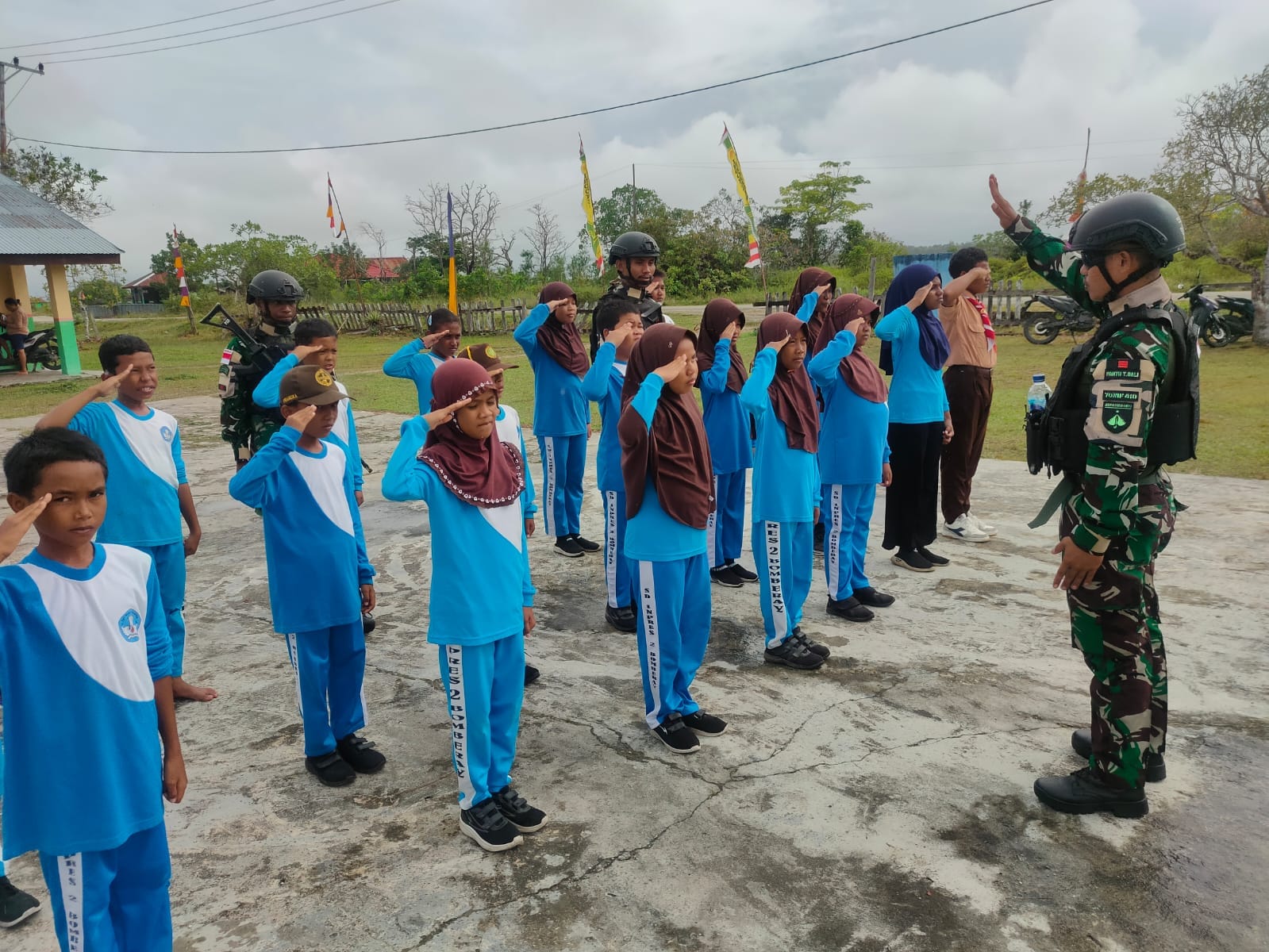 Tanamkan Disiplin, Satgas Yonif 410/Alugoro Ajarkan PBB Kepada Siswa di Perbatasan RI-PNG Tanamkan Disiplin, Satgas Yonif 410/Alugoro Ajarkan PBB Kepada Siswa di Perbatasan RI-PNG