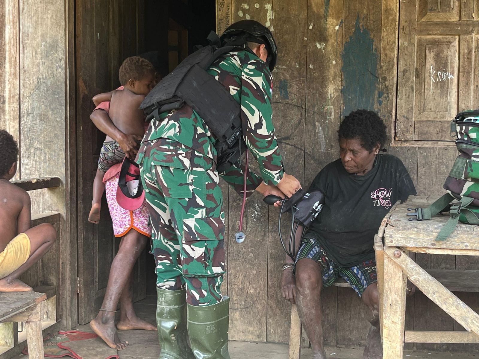 Pelayanan Kesehatan Gratis Untuk Masyarakat Di Perbatasan Dari Satgas Pamtas RI-PNG Yonif 410/Alugoro