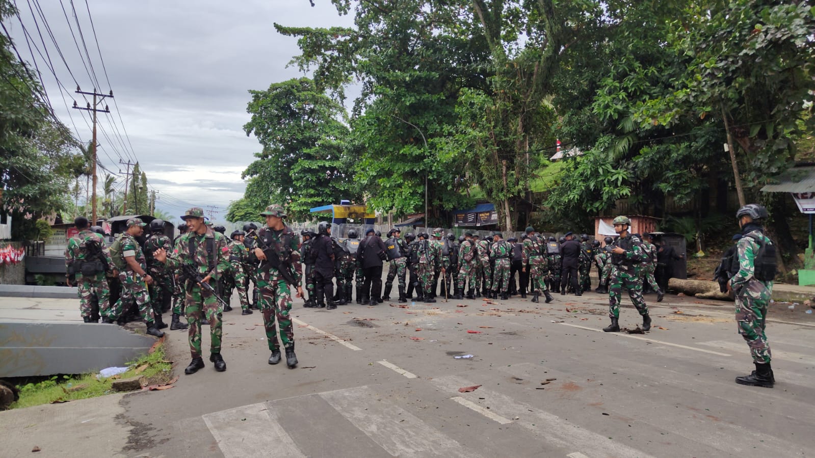 Polri Bersama TNI Bersihkan Blokade, 10 Pelaku Perusak di Sorong Diamankan