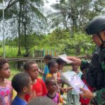 Jalin Komunikasi Sosial, Satgas Pamtas RI-PNG Yonif 410/Alugoro Silaturahmi Dengan Masyarakat Kampung Yakora