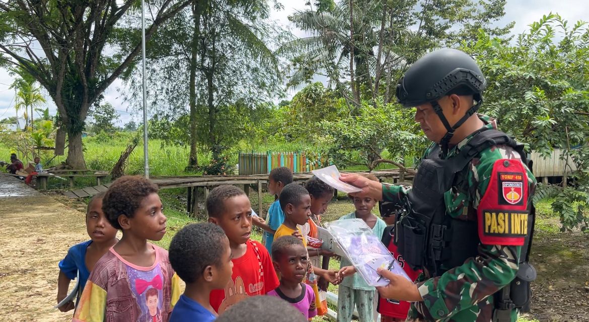 Jalin Komunikasi Sosial, Satgas Pamtas RI-PNG Yonif 410/Alugoro Silaturahmi Dengan Masyarakat Kampung Yakora