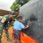 TNI Ajarkan Bahasa Indonesia kepada Anak-anak di Perbatasan yang Masih Gunakan Bahasa Inggris TNI Ajarkan Bahasa Indonesia kepada Anak-anak di Perbatasan yang Masih Gunakan Bahasa Inggris