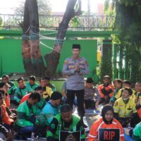 Kapolres dan Komunitas Ojol Kota Kota Probolinggo Gelar Aksi Damai Doa Bersama dan Tabur Bunga Untuk Almarhum Affan