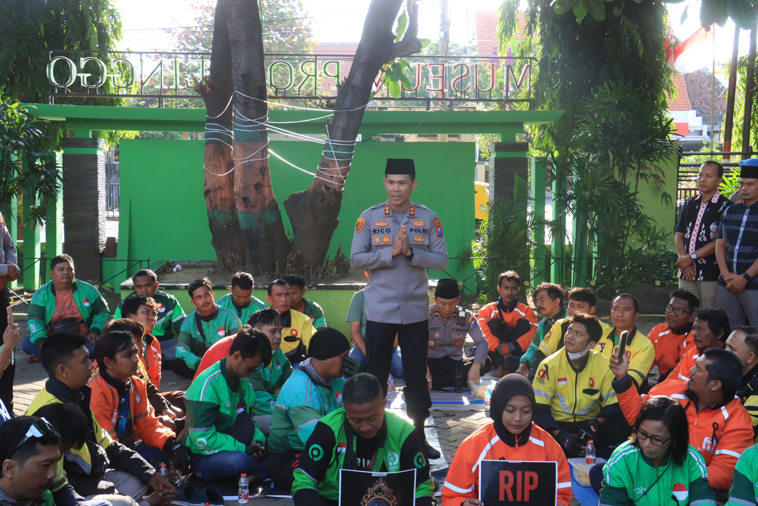 Kapolres dan Komunitas Ojol Kota Kota Probolinggo Gelar Aksi Damai Doa Bersama dan Tabur Bunga Untuk Almarhum Affan Kapolres dan Komunitas Ojol Kota Kota Probolinggo Gelar Aksi Damai Doa Bersama dan Tabur Bunga Untuk Almarhum Affan