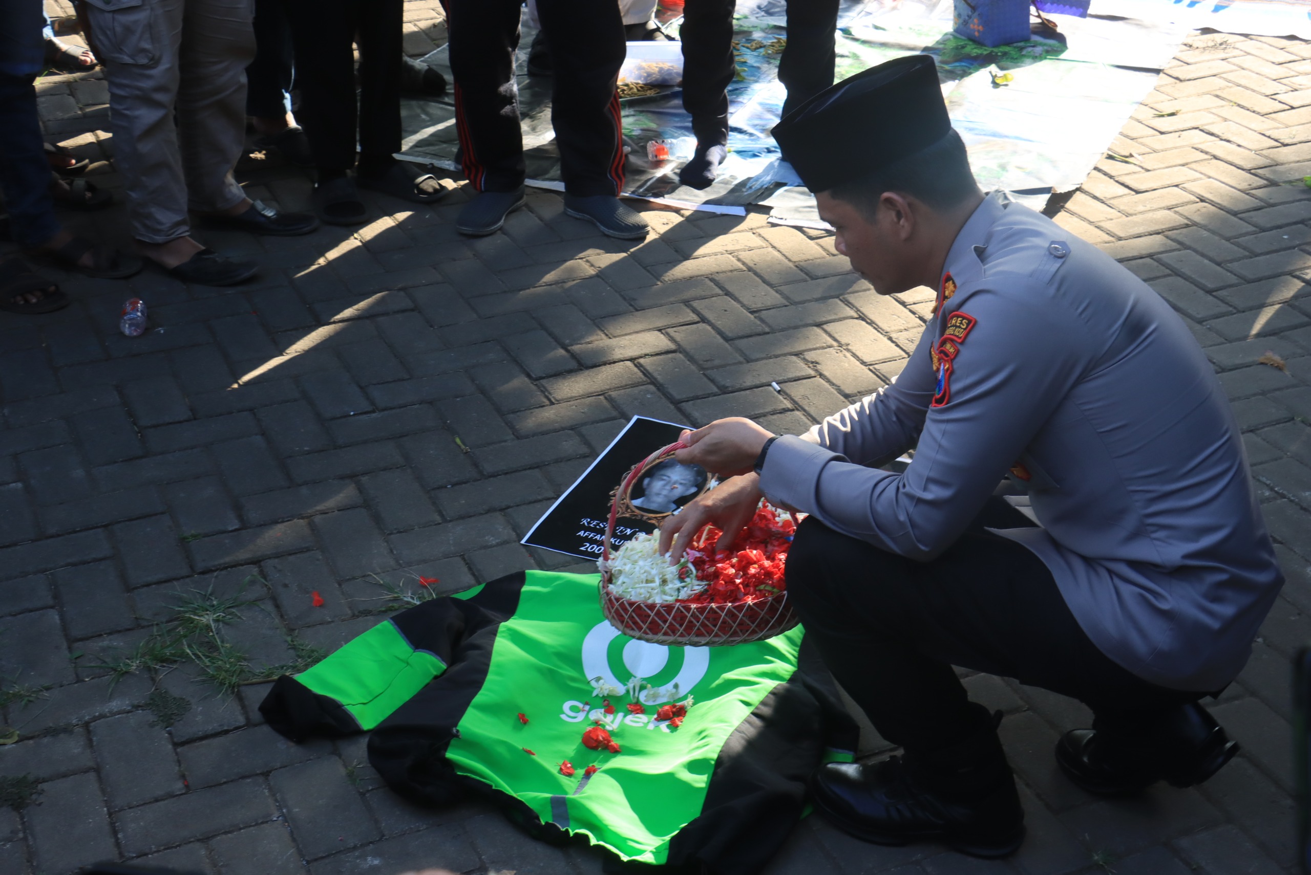 Kapolres dan Komunitas Ojol Kota Kota Probolinggo Gelar Aksi Damai Doa Bersama dan Tabur Bunga Untuk Almarhum Affan
