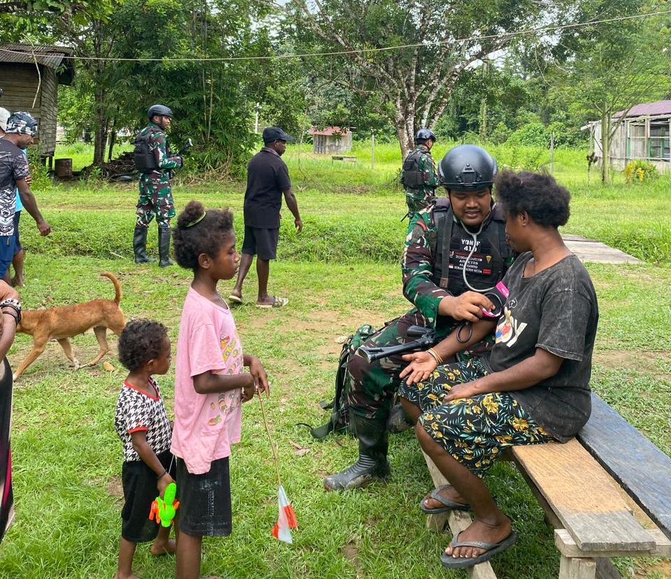 Membangun Kesehatan Masyarakat Yang Tangguh, Prajurit Yonif 410/ALG Datangi Masyarakat Perbatasan Papua Barat