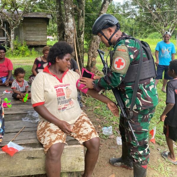 Membangun Kesehatan Masyarakat Yang Tangguh, Prajurit Yonif 410/ALG Datangi Masyarakat Perbatasan Papua Barat