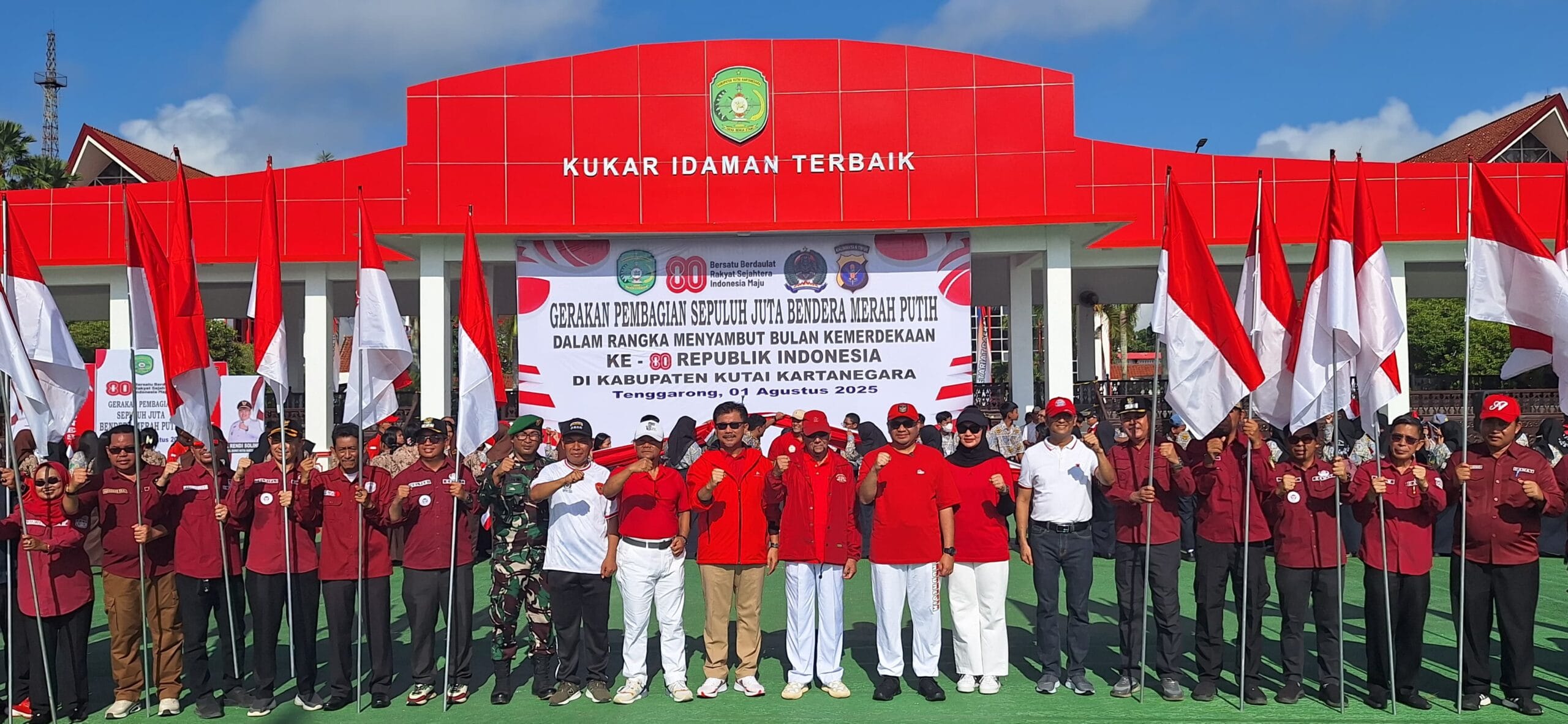 Kibarkan Semangat Kemerdekaan Perwira Seksi Teritorial Kodim 0906/Kkr Hadir Di Aksi Pembagian 10 Juta Bendera Merah Putih