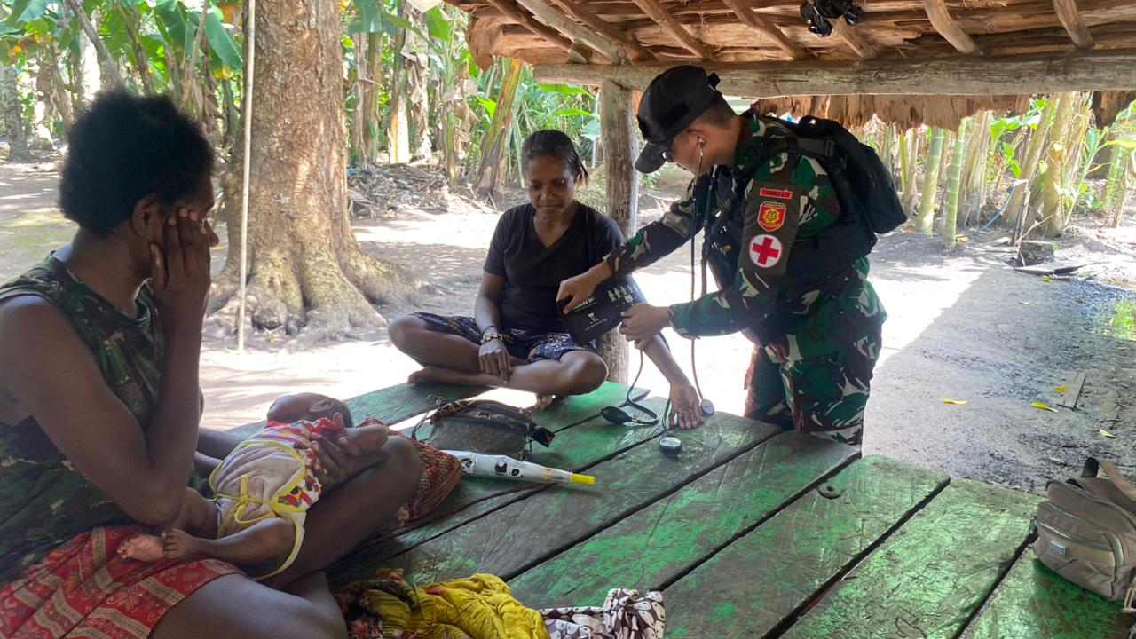 Satgas Yonif 312/KH Peduli Kesehatan Warga Rawabiru