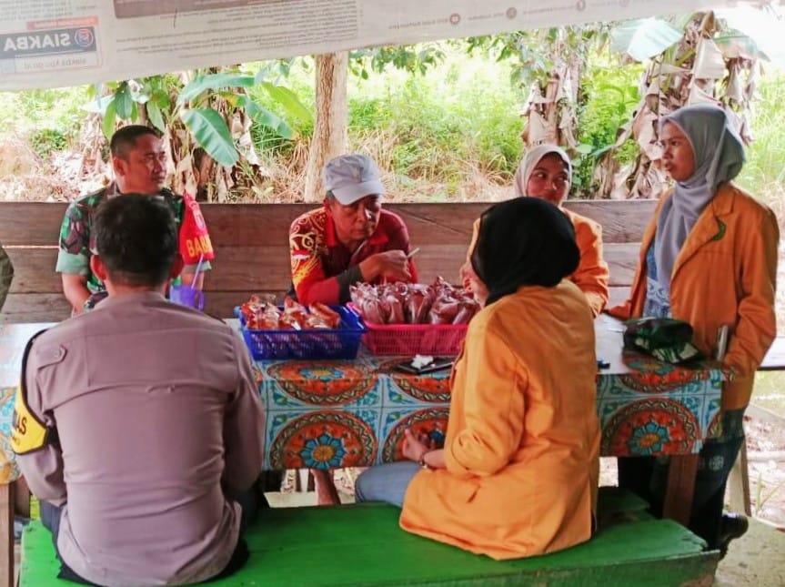 Bangun Kemanunggalan TNI Dengan Rakyat, Babinsa Muara Tiq Jalin Komsos