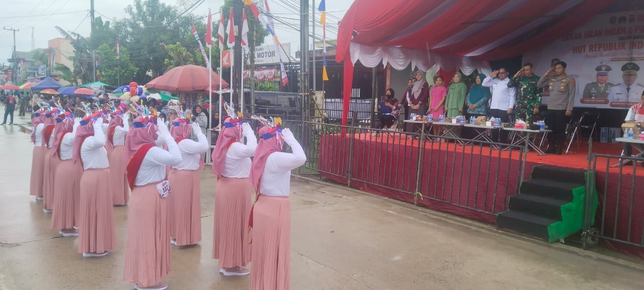 Danramil 05/MJ Bersama Forkopimcam Semangati Peserta Gerak Jalan Indah dalam Rangka HUT RI ke-80