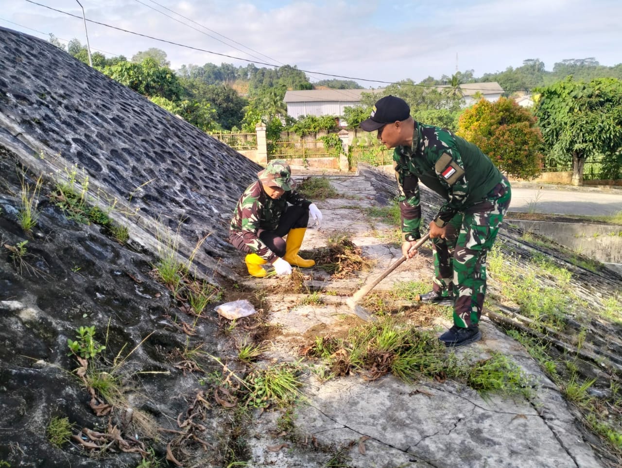 Wujudkan Lingkungan Bersih, Anggota Koramil Lakukan Pemeliharaan Pangkalan