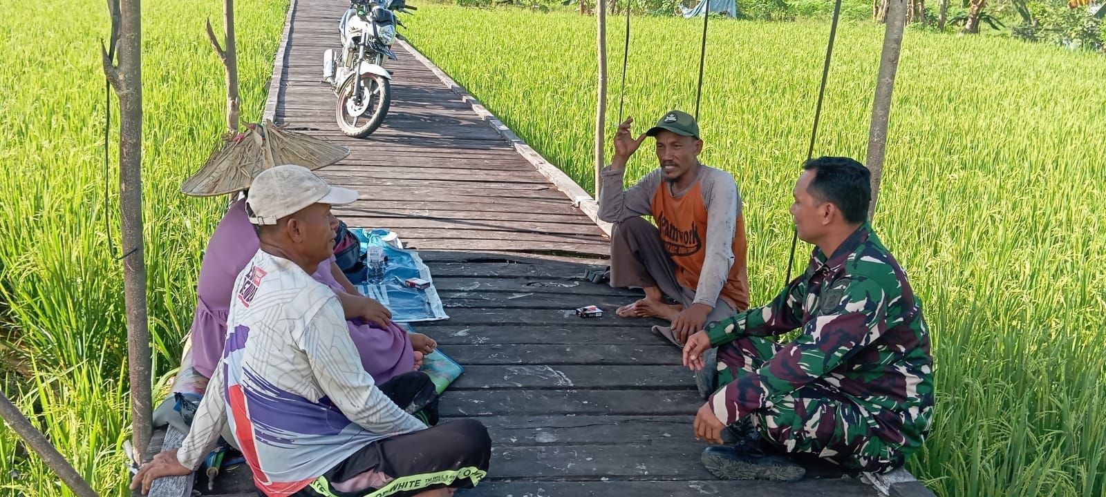 Babinsa Bersama Petani Manfaatkan Waktu Istirahat Untuk Pererat Kebersamaan Melalui Komunikasi Sosial Babinsa Bersama Petani Manfaatkan Waktu Istirahat Untuk Pererat Kebersamaan Melalui Komunikasi Sosial