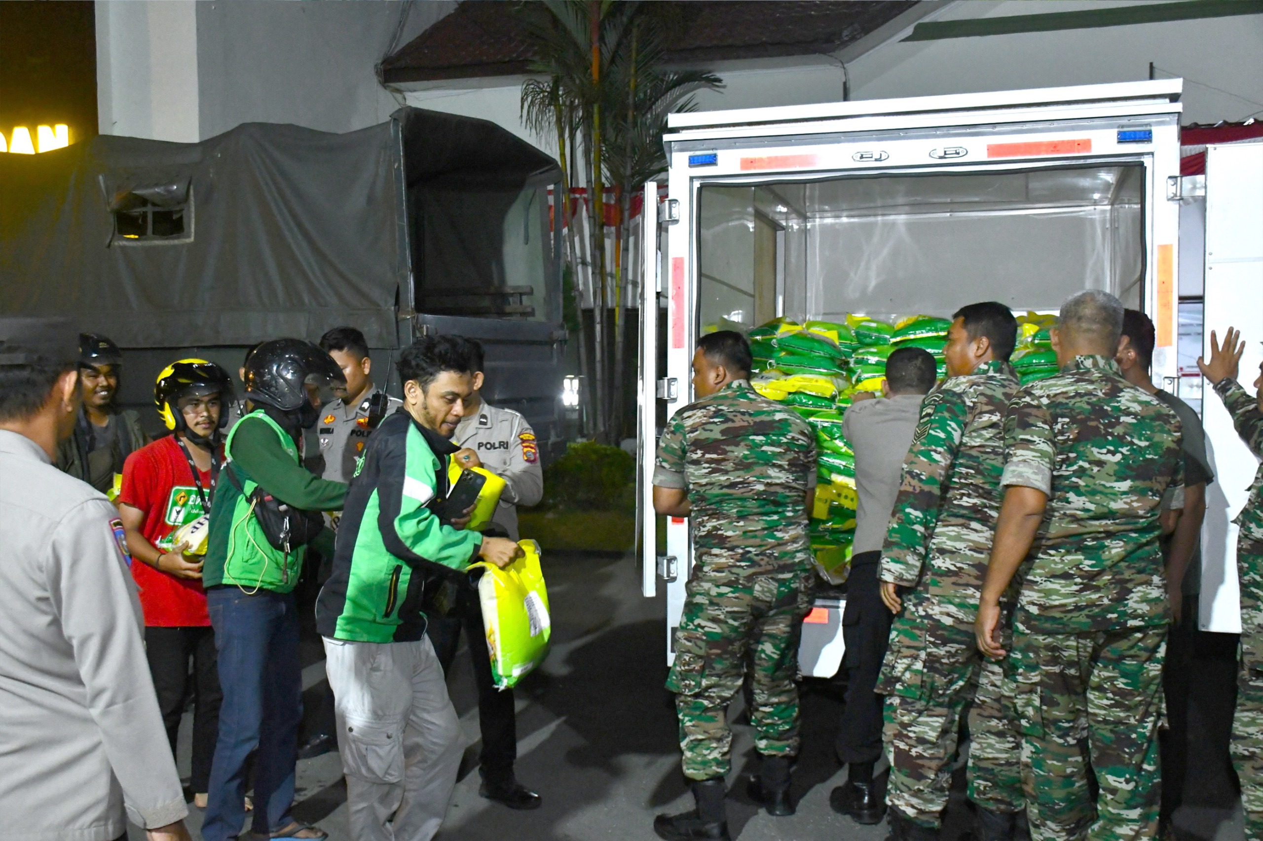 TNI Hadir dengan Hati: Kodam I/BB Bagikan 500 Sak Beras untuk Ojol Medan TNI Hadir dengan Hati: Kodam I/BB Bagikan 500 Sak Beras untuk Ojol Medan