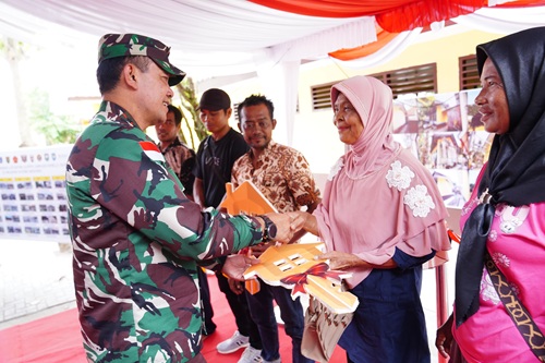 Wadankodiklat TNI Resmikan SDN 2 Peracak Setelah Direnovasi Pasukan Multinasional Wadankodiklat TNI Resmikan SDN 2 Peracak Setelah Direnovasi Pasukan Multinasional
