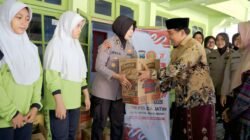 Polri Untuk Masyarakat : SPN Polda Jatim Sentuh Hati Anak Yatim di Momen Hari Jadi Polwan ke-77*