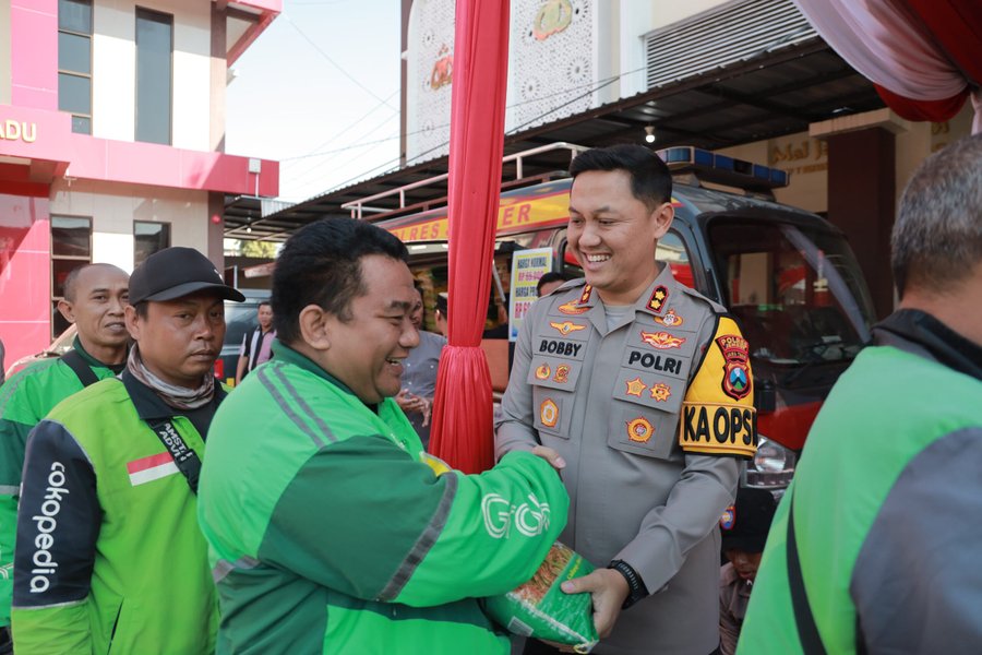 Polres Jember Hadirkan Pasar Murah, Pengemudi Ojol Bawa Pulang Sembako Dengan Senyum Sumringah*