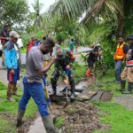 Babinsa Koramil Mapurujaya Bersama Warga Gelar Kerja Bakti Bersihkan Drainase Babinsa Koramil Mapurujaya Bersama Warga Gelar Kerja Bakti Bersihkan Drainase