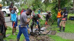 Babinsa Koramil Mapurujaya Bersama Warga Gelar Kerja Bakti Bersihkan Drainase