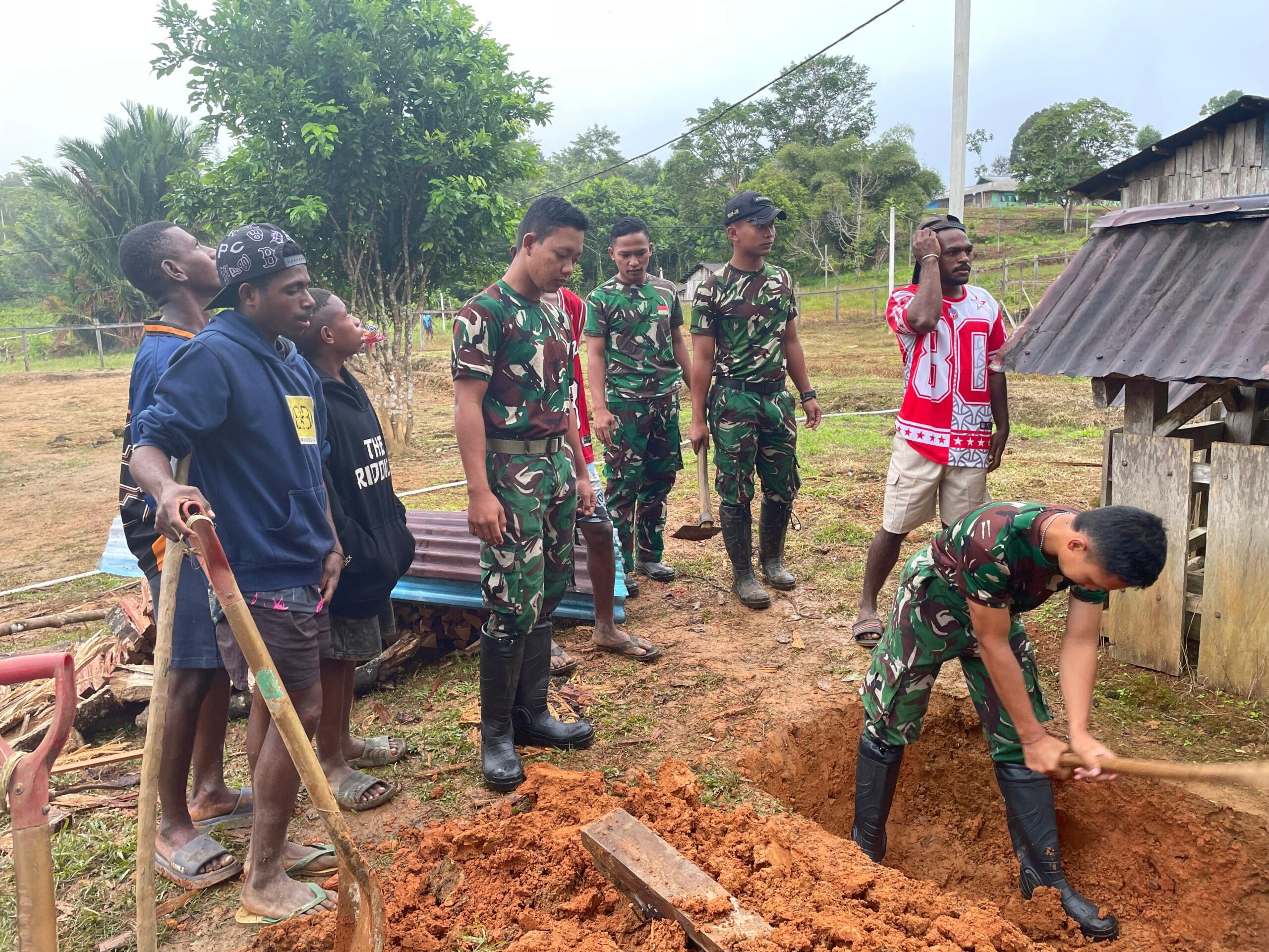 Wujud kepedulian satgas pamtas RI PNG Yonif 410/Alugoro turun tangan membantu pemakaman warga di desa binaan Wujud kepedulian satgas pamtas RI PNG Yonif 410/Alugoro turun tangan membantu pemakaman warga di desa binaan