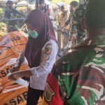 Personel Kodim 1710/Mimika Bersama Tim Gabungan Evakuasi Korban Kecelakaan Helikopter PK-IWS Milik PT. Intan Angkasa Personel Kodim 1710/Mimika Bersama Tim Gabungan Evakuasi Korban Kecelakaan Helikopter PK-IWS Milik PT. Intan Angkasa
