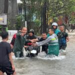 TNI Bergerak Cepat Evakuasi Korban Banjir di Denpasar, Kodam IX/Udayana Kerahkan Ratusan Prajurit TNI Bergerak Cepat Evakuasi Korban Banjir di Denpasar, Kodam IX/Udayana Kerahkan Ratusan Prajurit