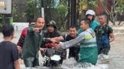 TNI Bergerak Cepat Evakuasi Korban Banjir di Denpasar, Kodam IX/Udayana Kerahkan Ratusan Prajurit