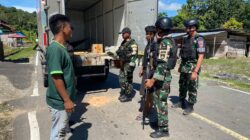 Satgas Pamtas RI-PNG Kewilayahan Yonif 410/Alugoro Gelar Pemeriksaan di Jalan Trans Papua