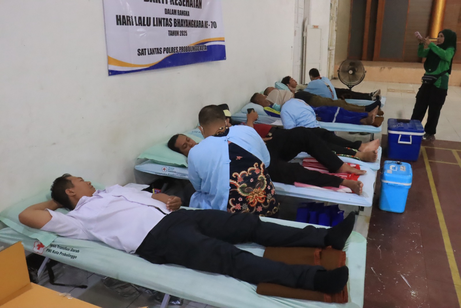 Sambut Hari Jadi Lalu - Lintas, Polisi bersama Warga dan Komunitas Ojol Gelar Kegiatan Donor Darah