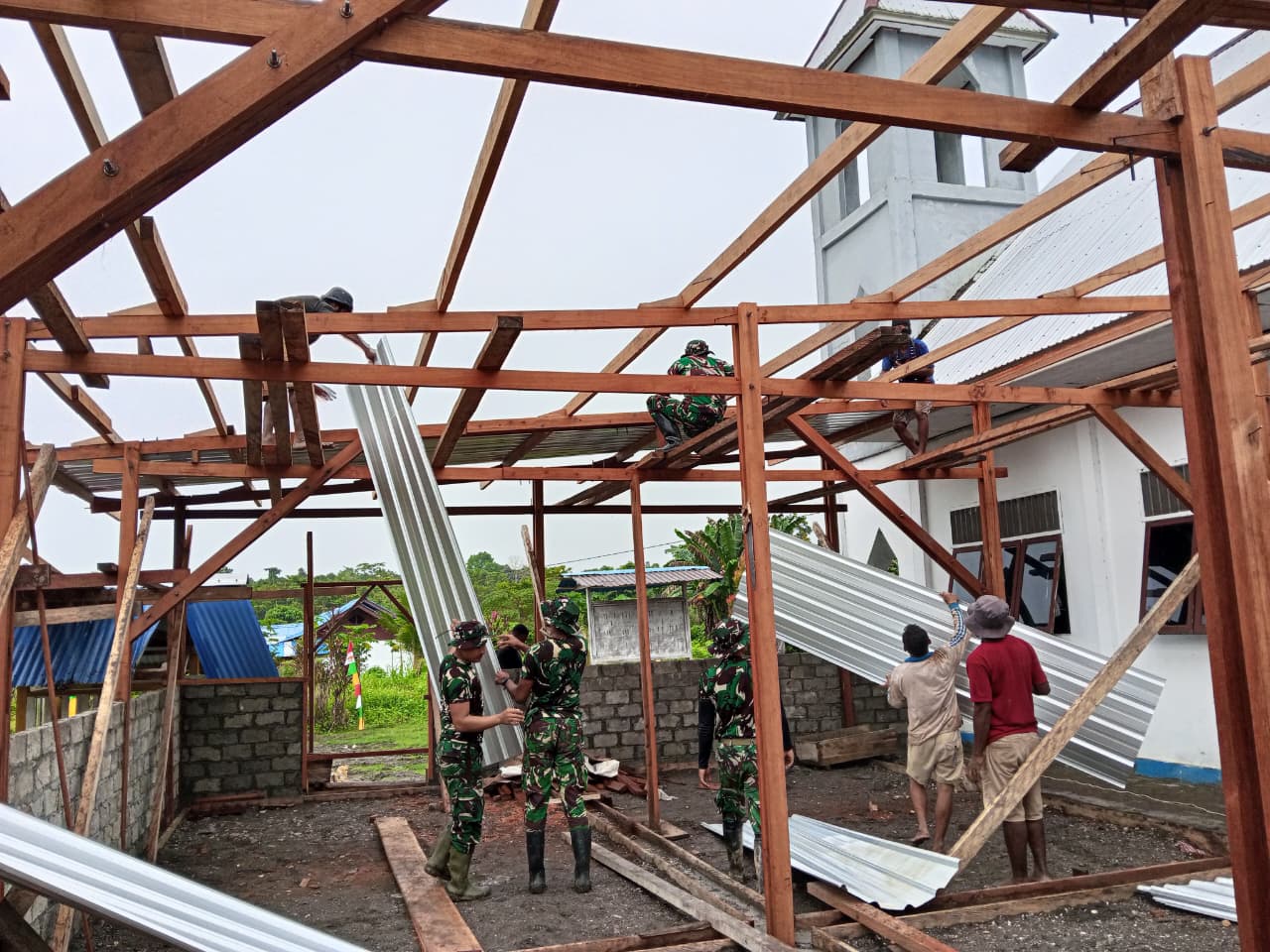 Satgas Pamtas Yonif 410/Alugoro Gotong Royong Membangun Gereja Bersama Masyarakat Perbatasan RI-PNG Satgas Pamtas Yonif 410/Alugoro Gotong Royong Membangun Gereja Bersama Masyarakat Perbatasan RI-PNG
