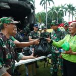 TNI Bagikan 15 Ribu Paket Sembako untuk Masyarakat di Monas TNI Bagikan 15 Ribu Paket Sembako untuk Masyarakat di Monas