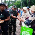 Ribuan Warga Nikmati 15.000 Porsi Makan Gratis di Monas Ribuan Warga Nikmati 15.000 Porsi Makan Gratis di Monas