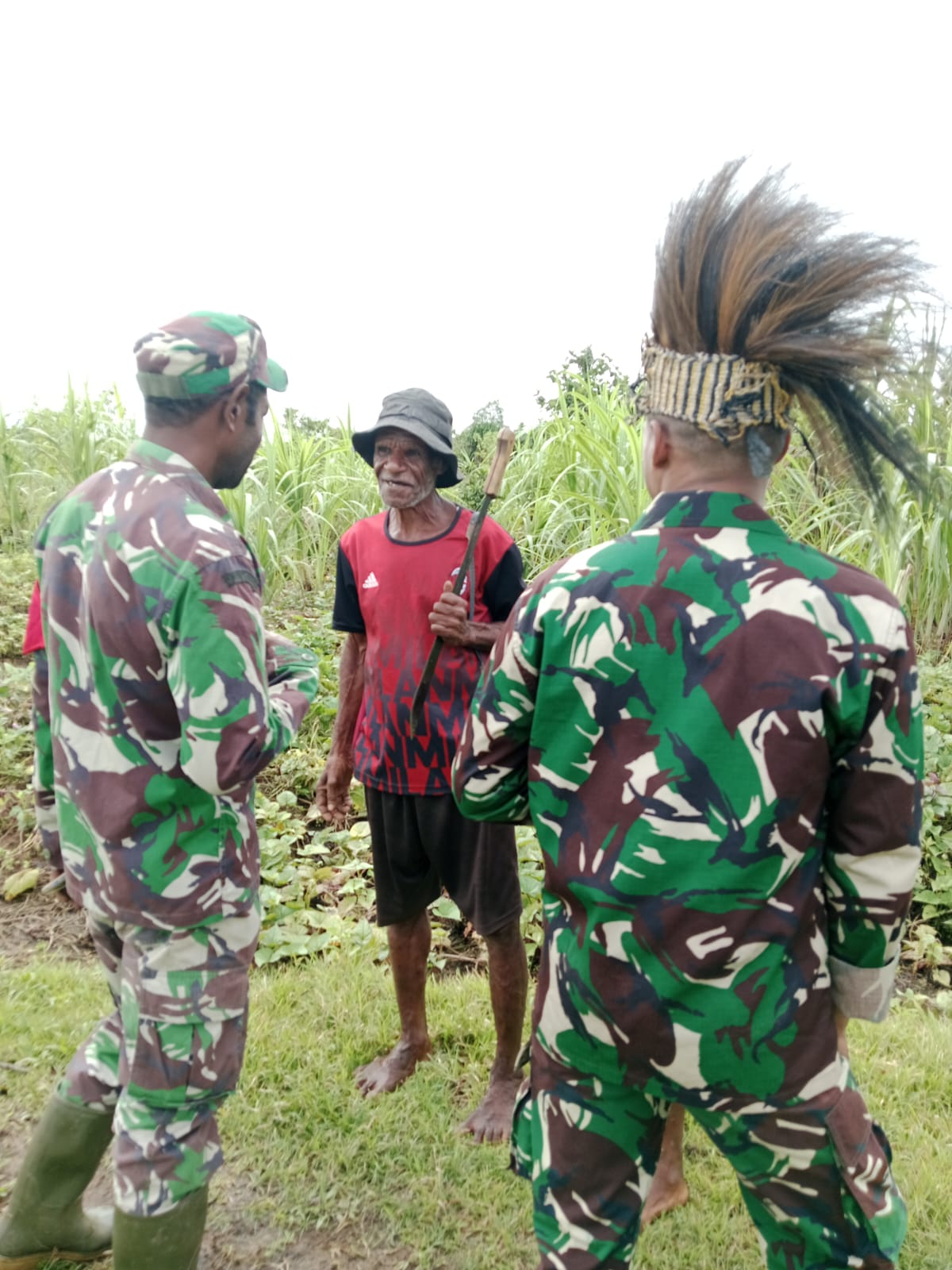 Jelang HUT TNI Ke-80, Babinsa Koramil 1715-07/Suru-Suru Kodim 1715/Yahukimo Melaksanakan Kegiatan Komsos Dengan Masyarakat di Kampung Brimono Distrik Suru-Suru