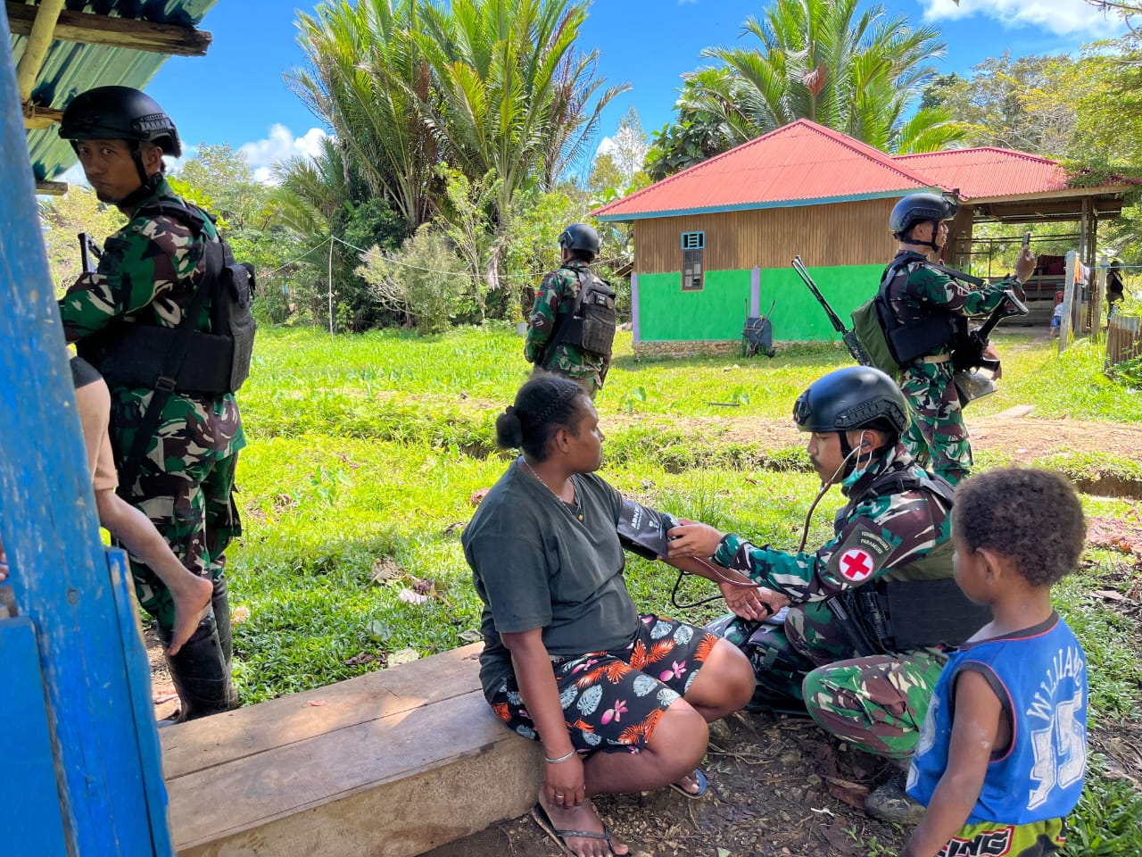 Pelayanan Kesehatan Door to Door Satgas Yonif 410/Alugoro