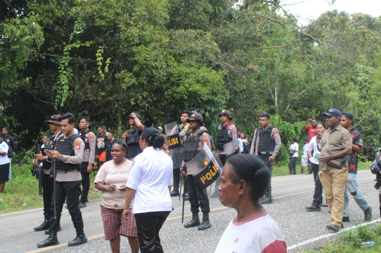 Polres Maybrat Amankan Aksi Pemalangan Jalan Utama di Susumuk Terkait Kasus Pengeroyokan