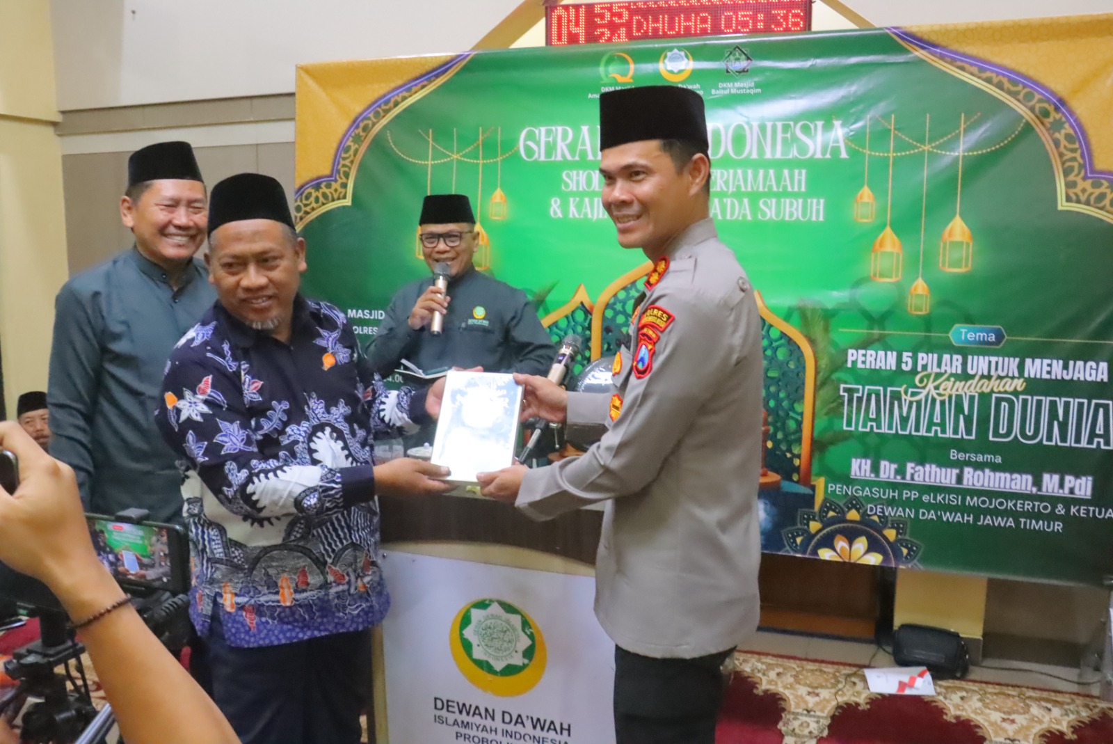 Polres PROBOLINGGO KOTA Bersama Masyarakat & Dewan Dakwah (DDII) Kota Probolinggo Gelar Sholat dan Kuliah Subuh di Masjid Amanullah Polres PROBOLINGGO KOTA Bersama Masyarakat & Dewan Dakwah (DDII) Kota Probolinggo Gelar Sholat dan Kuliah Subuh di Masjid Amanullah