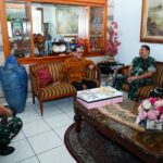 Dansesko TNI Anjangsana Dengan Mantan Panglima TNI Jenderal TNI (Purn) Endriartono Soetarto Dansesko TNI Anjangsana Dengan Mantan Panglima TNI Jenderal TNI (Purn) Endriartono Soetarto