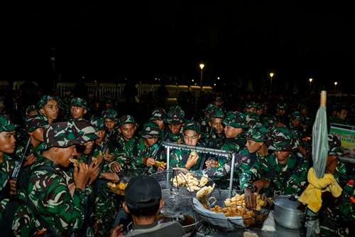 Panglima TNI Melariskan UMKM Berbaur Makan Malam Bersama Prajurit Panglima TNI Melariskan UMKM Berbaur Makan Malam Bersama Prajurit
