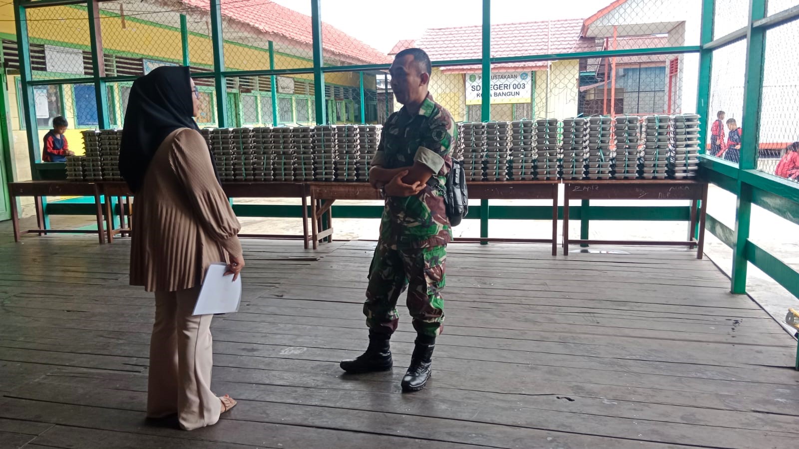 Babinsa Kota Bangun Lakukan Pendampingan Pendistribusian MBG Ke Sekolah