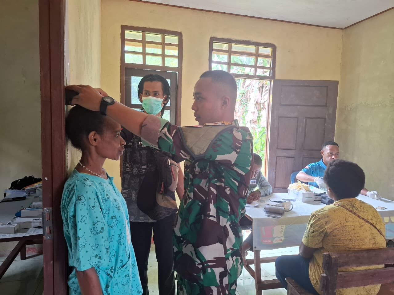 Optimalisasi Pelayanan Kesehatan, TNI Bersama Puskesmas Kombut Lakukan Pusling di Amuan Optimalisasi Pelayanan Kesehatan, TNI Bersama Puskesmas Kombut Lakukan Pusling di Amuan