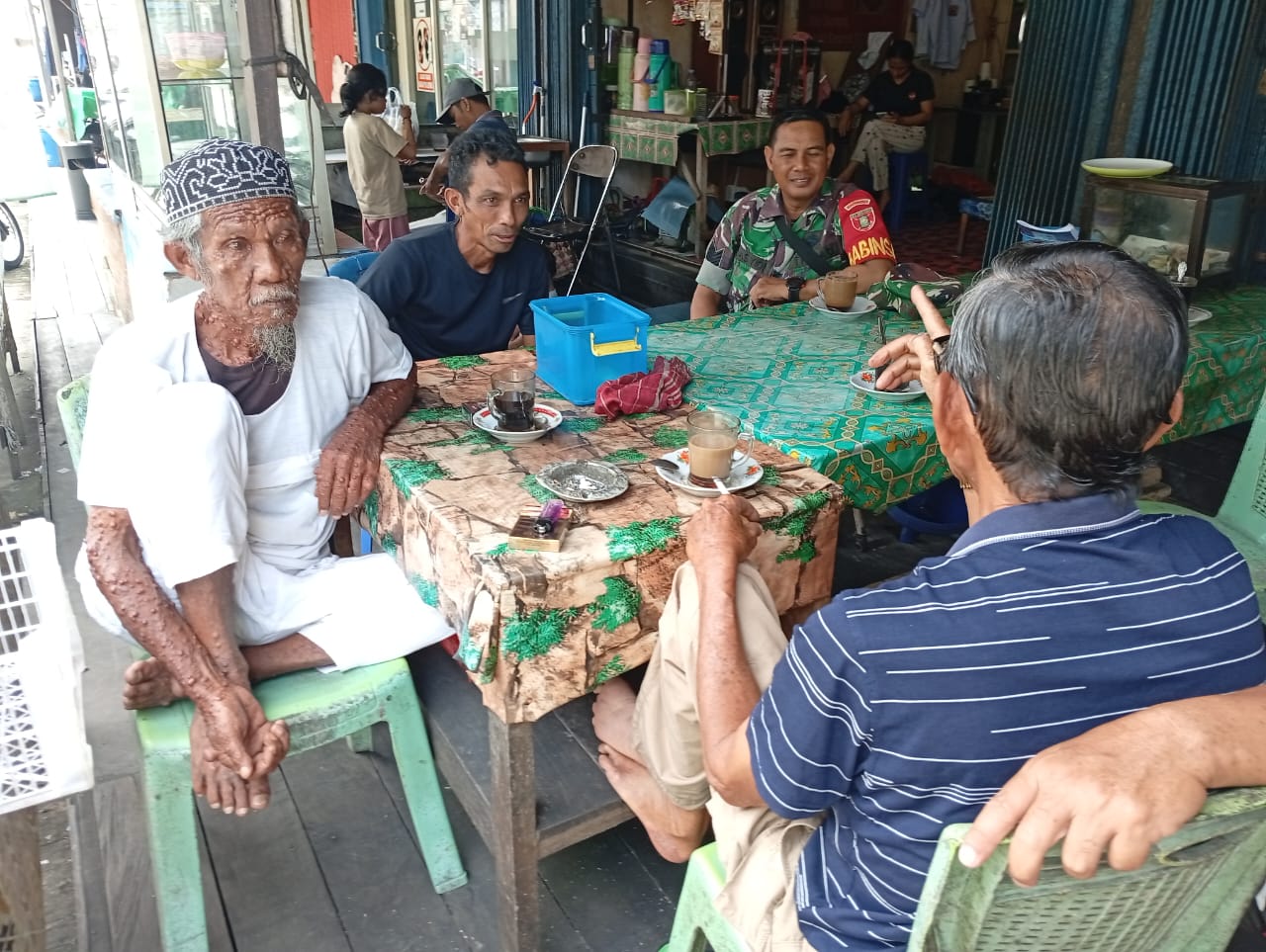 Warkop Jadi Tempat Berkumpul Warga, Babinsa Lakukan Komsos Jaga Kamtibmas Lewat Siskamling