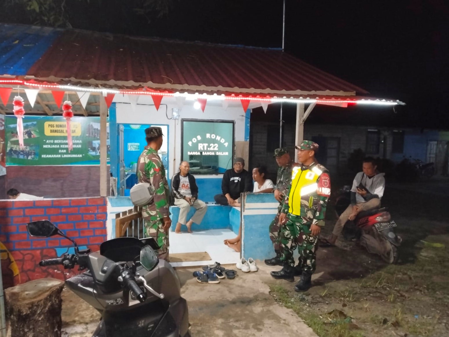 Ciptakan Kondisi Aman, Babinsa Koramil Sangsanga Bersama Warga Terapkan Siskamling