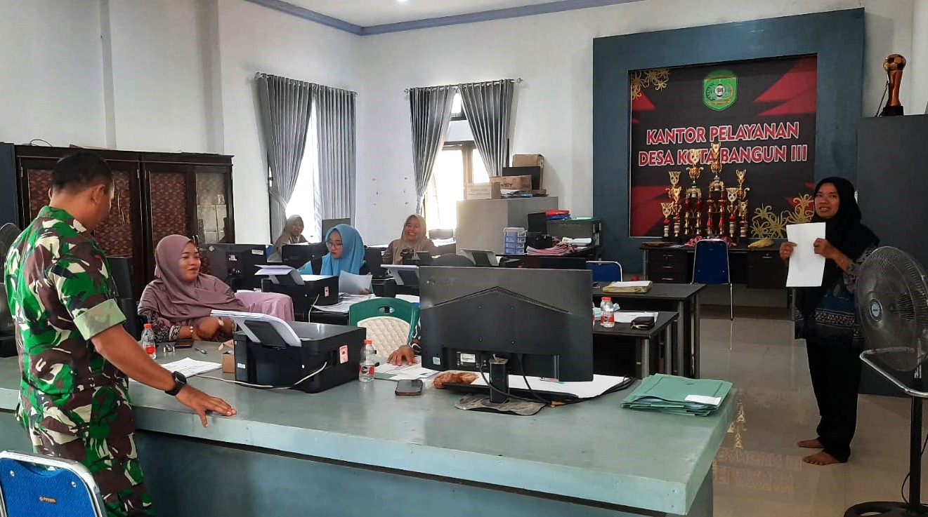 Babinsa Lakukan Komsos Bersama Kaur Desa Untuk Mencocokkan Data Yang Ada Di Wilayah Babinsa Lakukan Komsos Bersama Kaur Desa Untuk Mencocokkan Data Yang Ada Di Wilayah