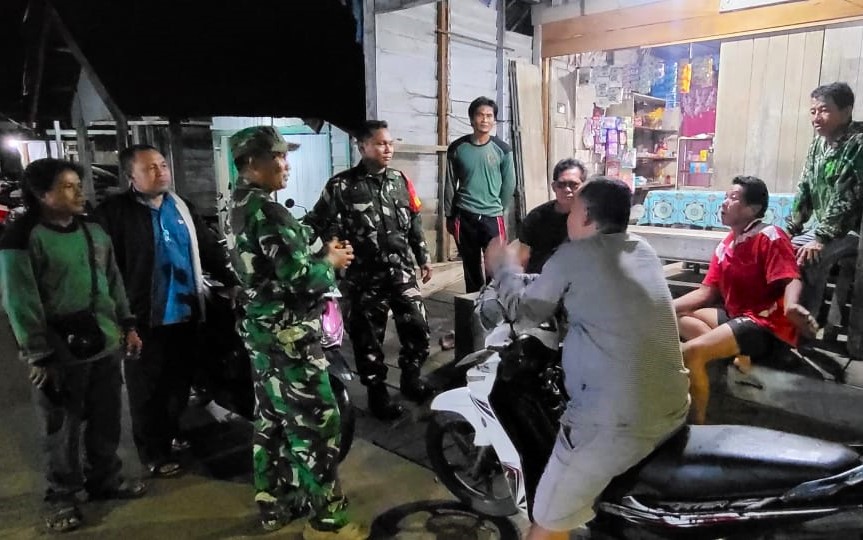 Jaga Ketertiban Masyarakat, Babinsa Koramil Sebulu Lakukan Patroli Siskamling Bersama Warga Jaga Ketertiban Masyarakat, Babinsa Koramil Sebulu Lakukan Patroli Siskamling Bersama Warga