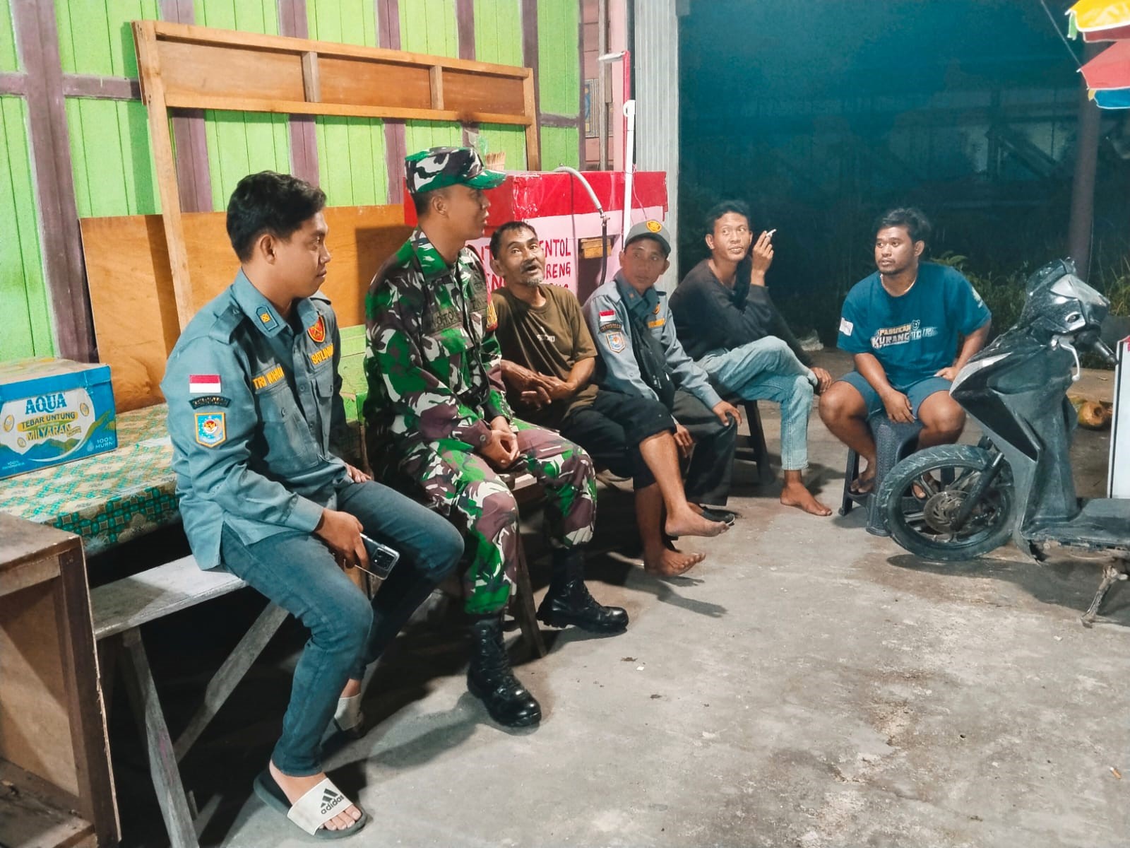 Jaga Keamanan Lingkungan, Babinsa Koramil Kembang Janggut Ajak Warga Ronda Malam