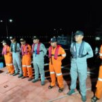 Bakamla RI Selamatkan 8 Nelayan di Perairan Makassar Bakamla RI Selamatkan 8 Nelayan di Perairan Makassar