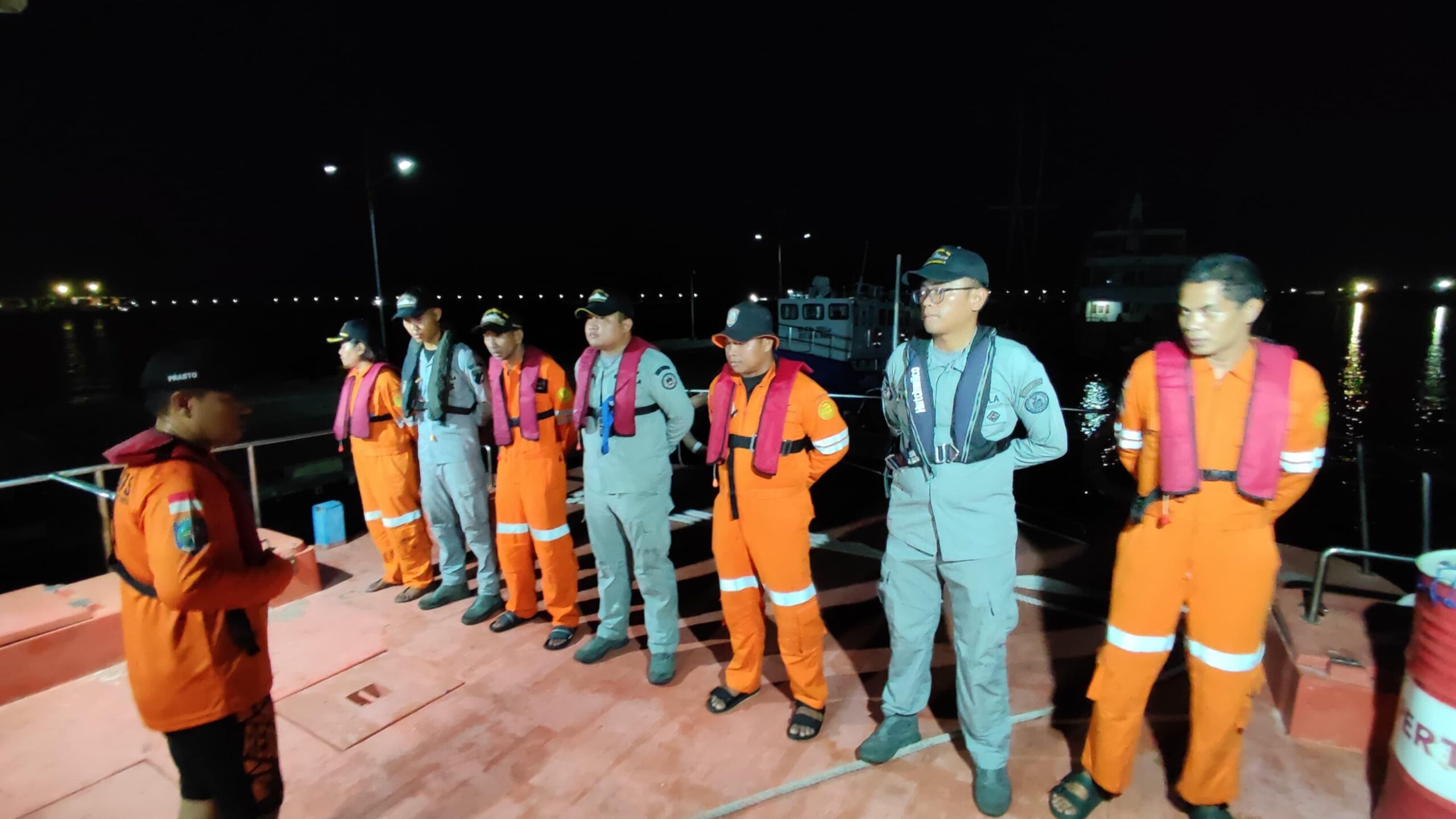 Bakamla RI Selamatkan 8 Nelayan di Perairan Makassar Bakamla RI Selamatkan 8 Nelayan di Perairan Makassar
