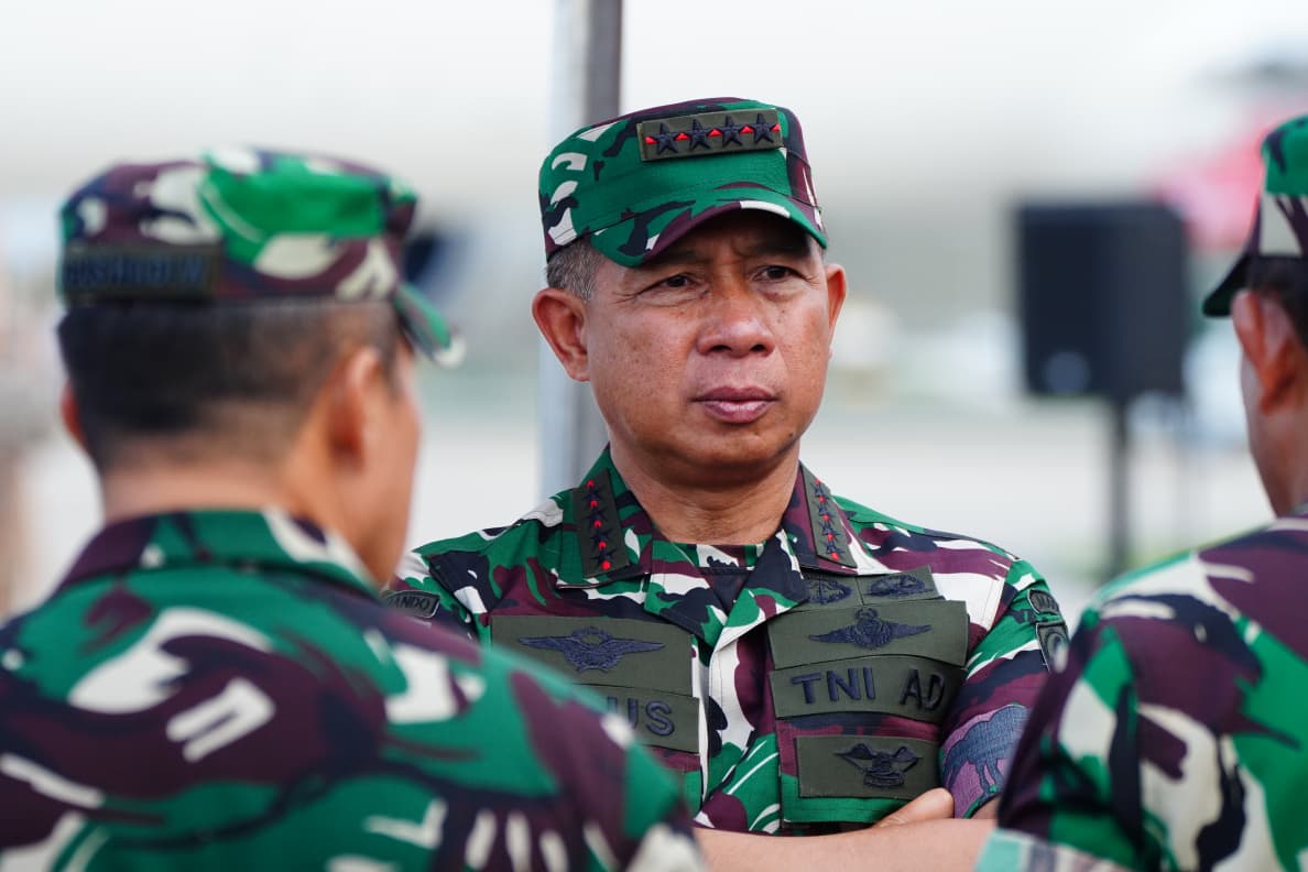 Panglima TNI Tinjau Persami KKRI di Lanud Halim Perdanakusuma Panglima TNI Tinjau Persami KKRI di Lanud Halim Perdanakusuma