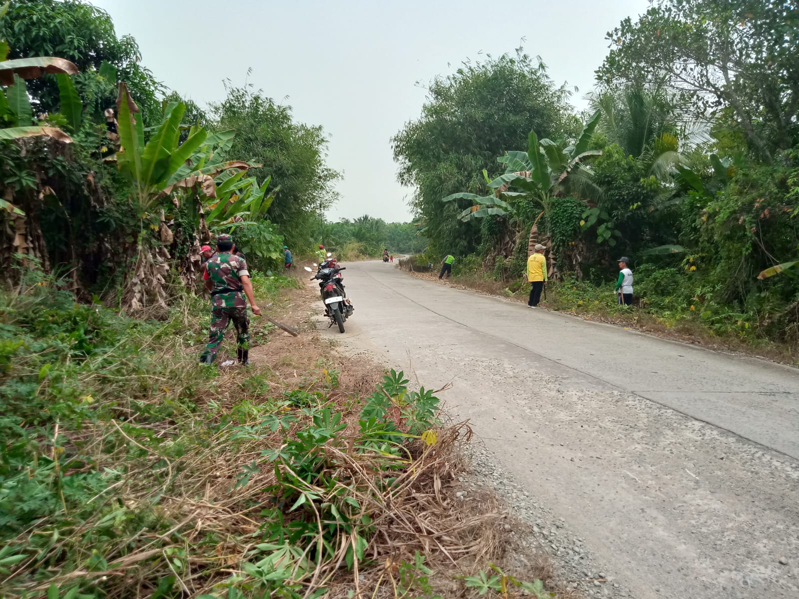 Babinsa Bersama Warga Lakukan Gotong Royong Jaga Kebersihan Lingkungan
